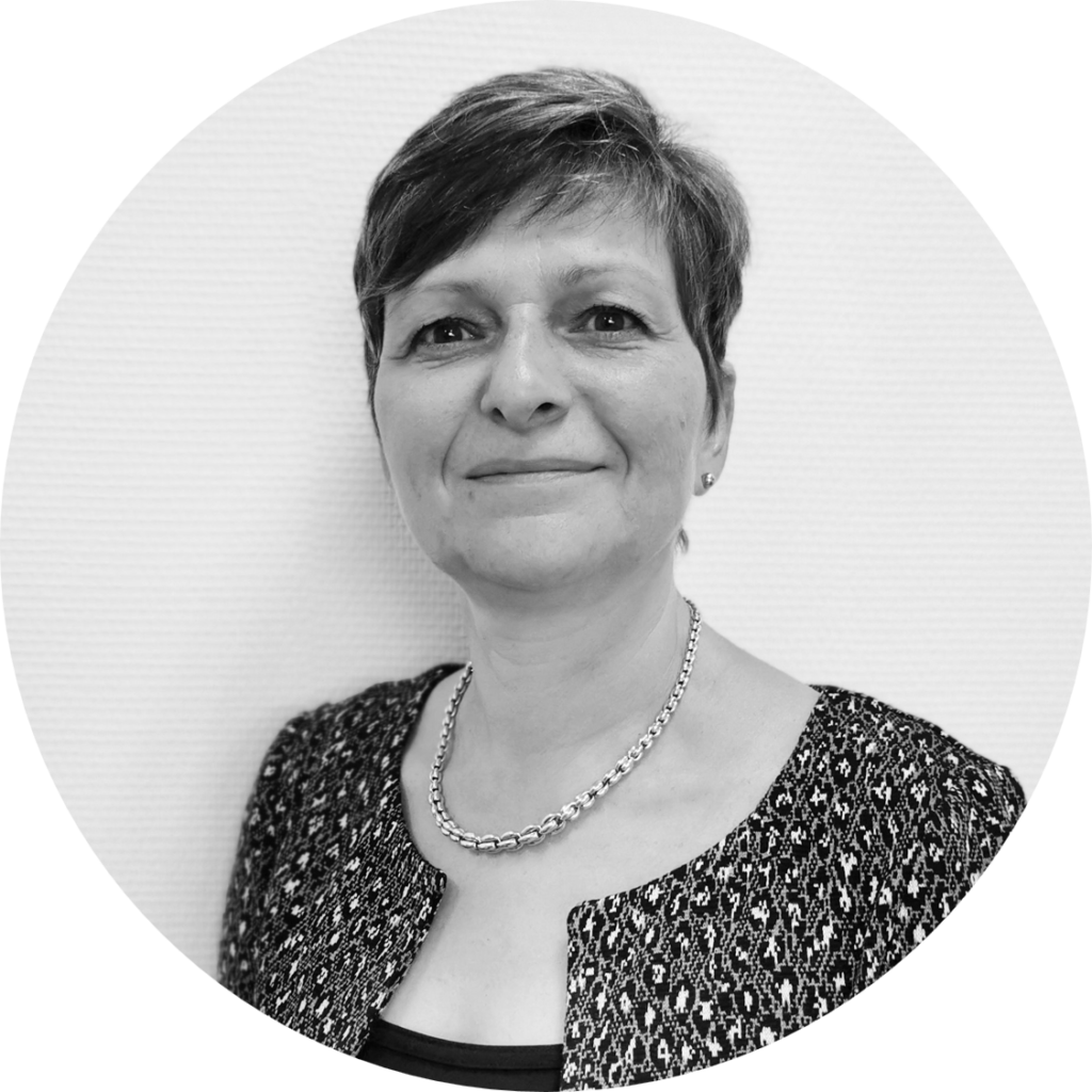 Auditrice en Management de la Qualité, Corinne assure des missions d’accompagnement des entreprises dans leurs projets stratégiques et organisationnels (Management, optimisation du capital humain, transmission,…). Elle est également certifiée par l’Université de Paris-Dauphine – IFOMENE « Gestion de conflits et Médiation en Entreprise ».